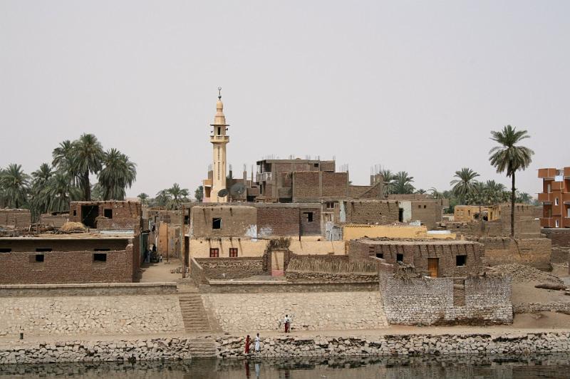 eg07_050311081_j_a.jpg - Village with minaret