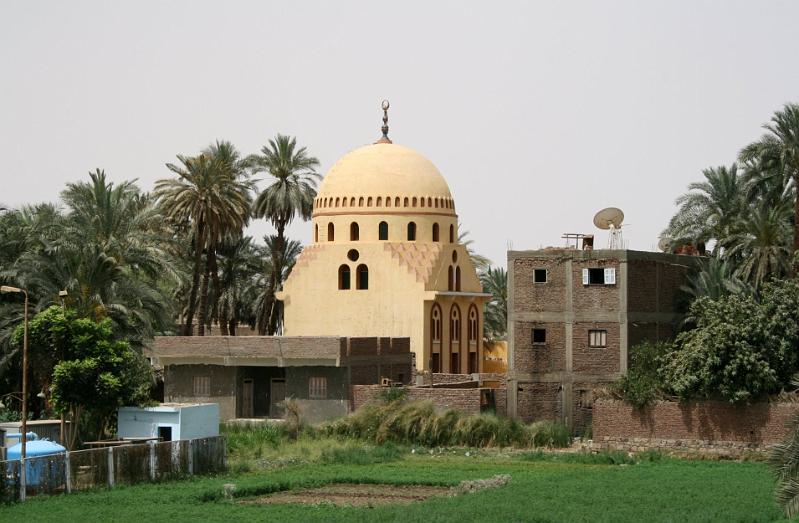 eg07_050311132_j_a.jpg - Domed mosque
