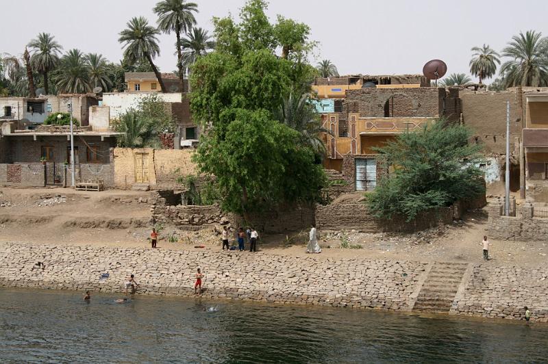 eg07_050311150_j_a.jpg - The village ghats