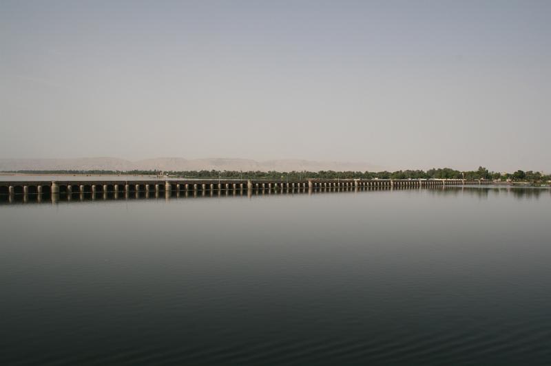 eg07_050316380_j.jpg - Dam and locks at Esna