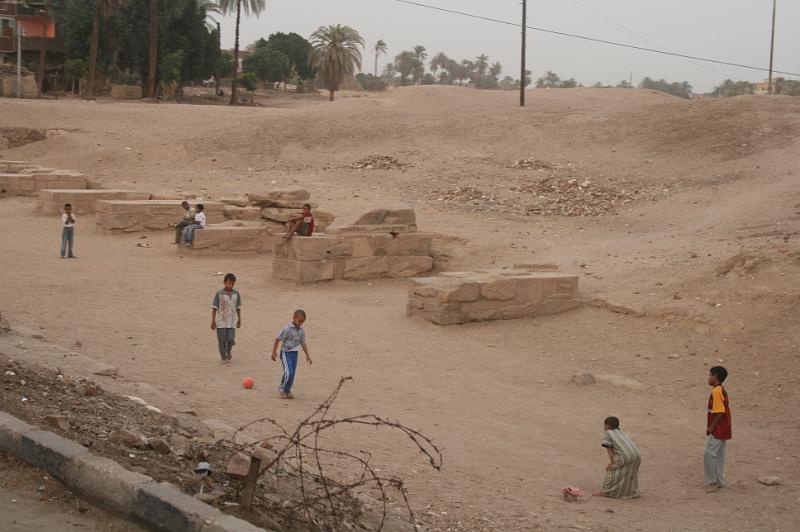 eg07_042818581_j.jpg - Children playing in the 5000-year old avenue of sphinxes