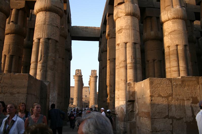 eg07_050418590_j.jpg - Colonnade