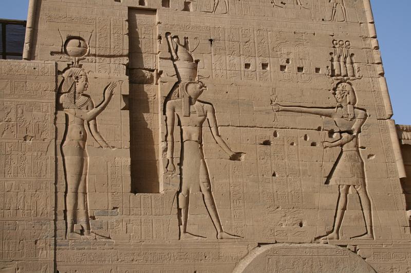 eg07_050217010_j.jpg - Reliefs on the pylons
