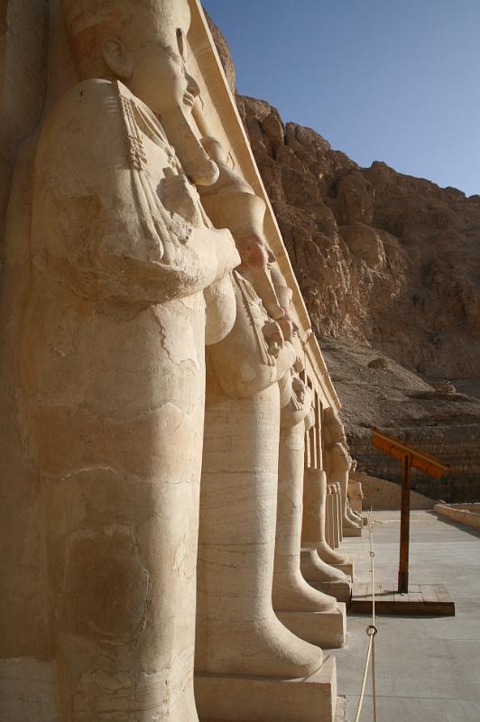 eg07_050408101_j_r.jpg - Line of statues