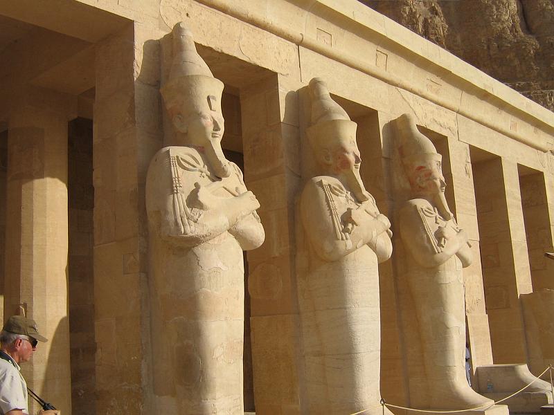 eg07_050408110_s.jpg - Line of statues