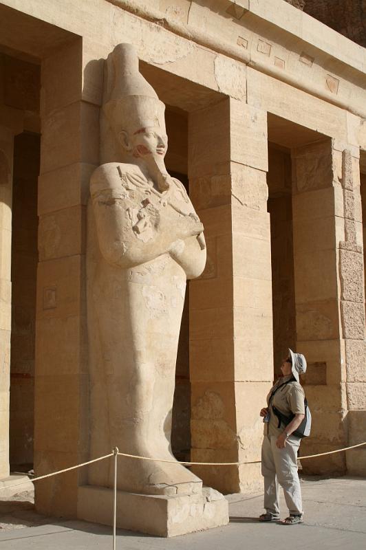 eg07_050408170_j_r.jpg - Statue and tourist