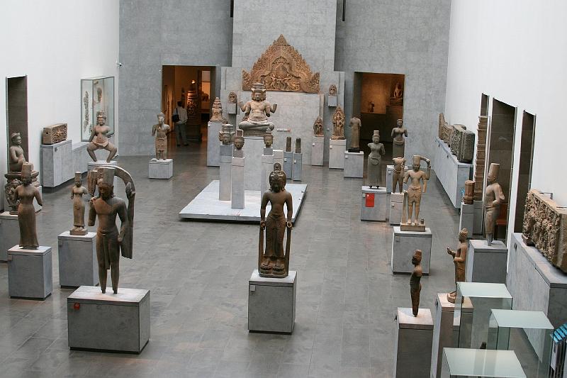 mg07_100113520_j_ca.jpg - Main hall for Cambodian arts