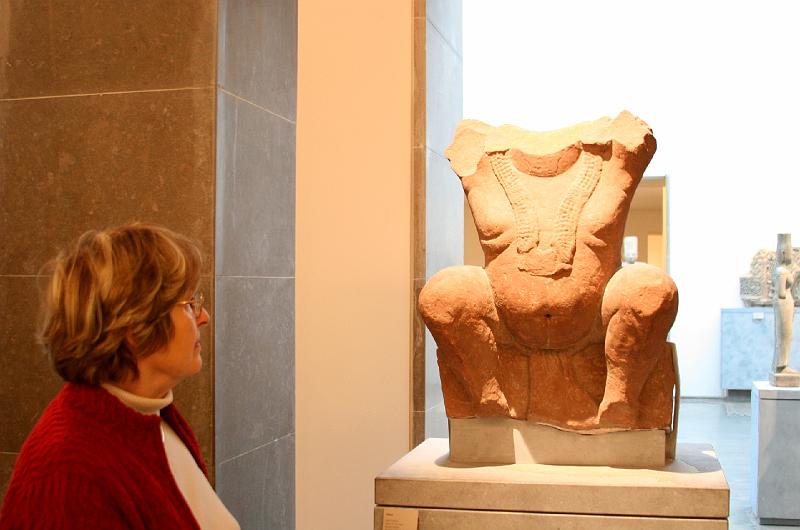 mg07_100111570_j_a.jpg - Tourist and yaksha, Chunga period, -2nd to -1st century