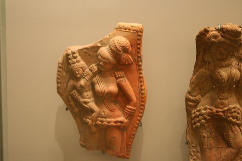 mg07_100112090_j.jpg - Woman with child (Vishnu?)