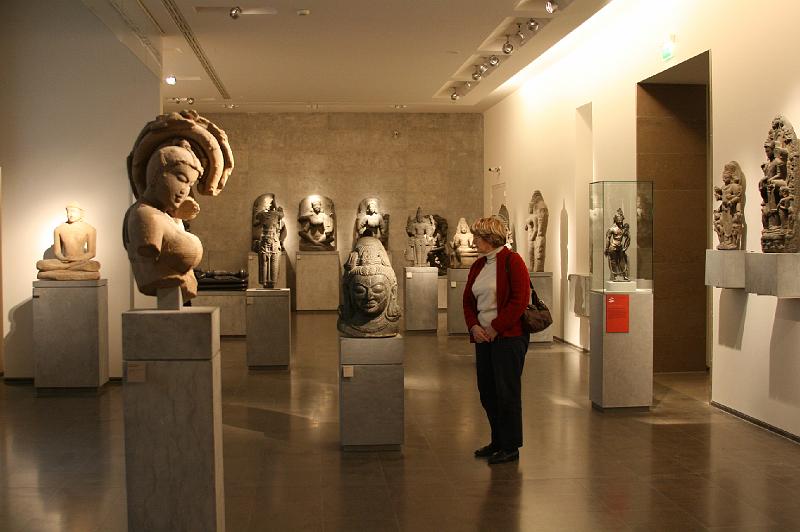 mg07_100112451_j.jpg - Main India hall, Musée Guimet; back-wall sculptures from Tamil Nadu