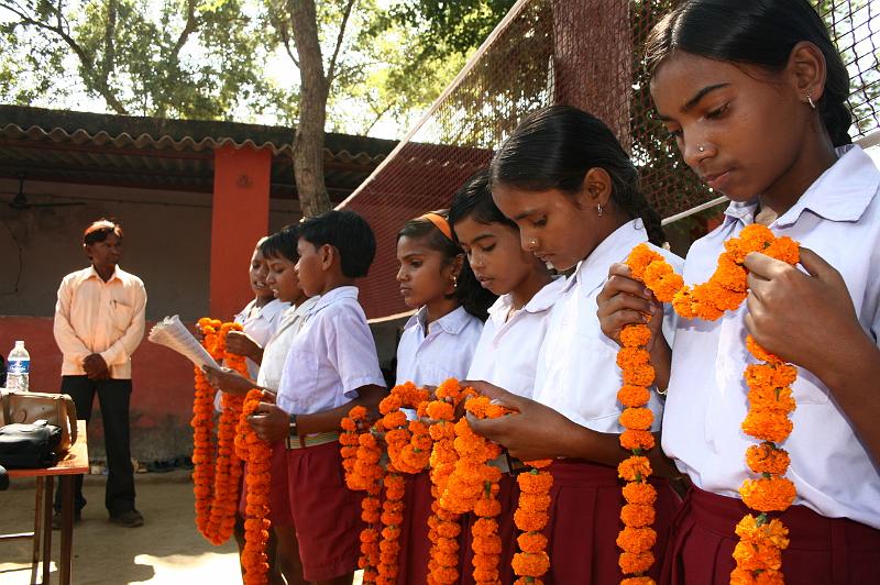 ne08_102212120_j.jpg - Presentations of garlands