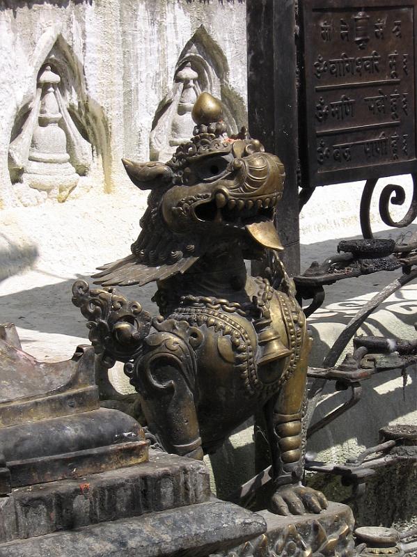 ne08_100411380_s_ra.jpg - Dragon statue at Swayambhunath