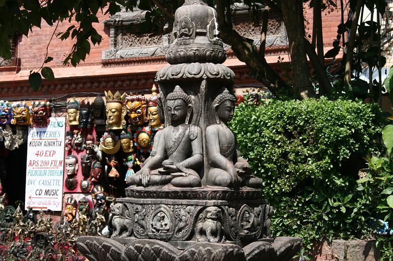 ne08_100411450_j.jpg - Four Buddhas and tourist junk