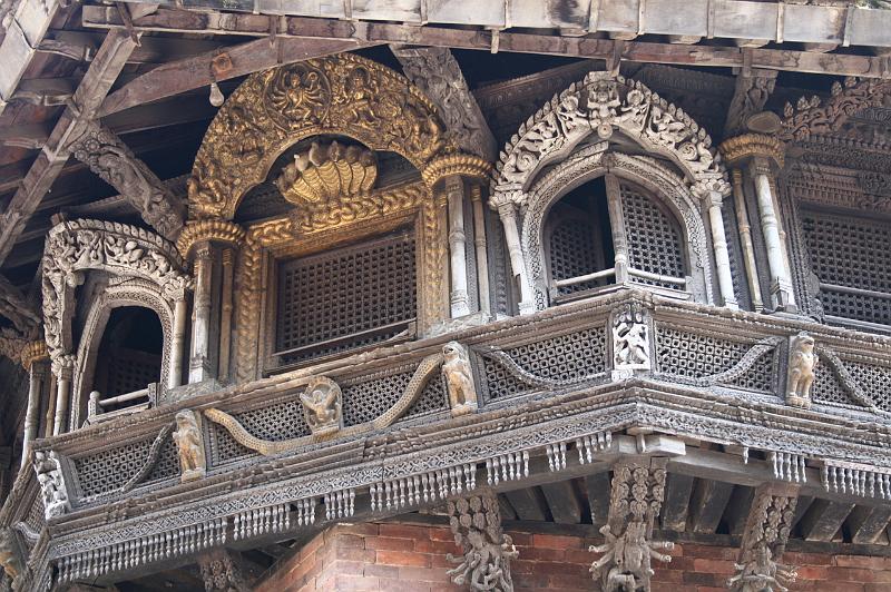 ne08_100414120_j.jpg - Gold and silver balcony (or copper and ivory?)