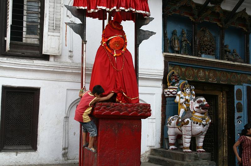 ne08_100414360_j.jpg - Hanuman's eyes are covered to prevent his seeing the "dirty" carvings