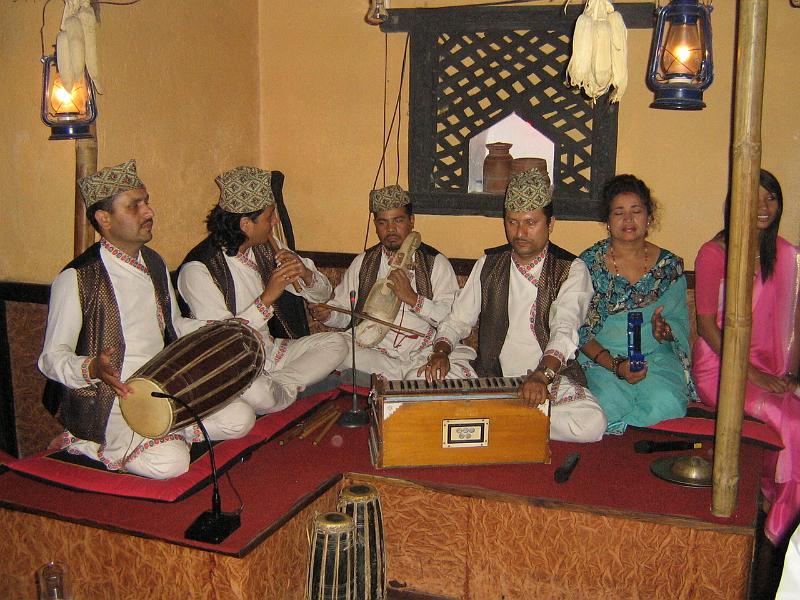ne08_100420450_s.jpg - Musicians at tourist restaurant