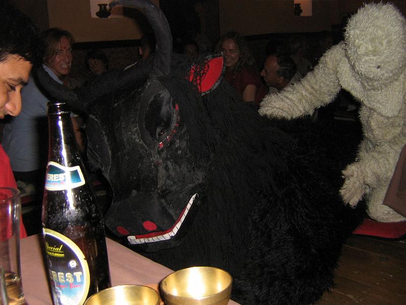 ne08_100420490_s.jpg - Restaurant entertainment -- yak and yeti