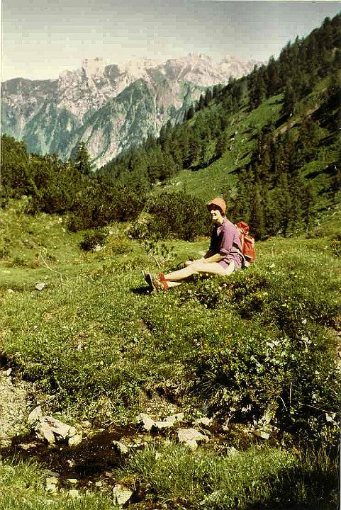br84_paludweg_b.jpg - One more old picture from 1984. Siv resting after coming back down the Lorenzital.