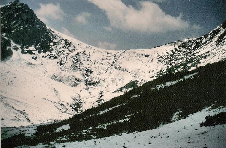 br89_gulmasteig_03_a.jpg - Amatschonjoch the way we have never seen it any other year. 1989 was indeed a very special year. I don't think we walked up ithrough the snow.