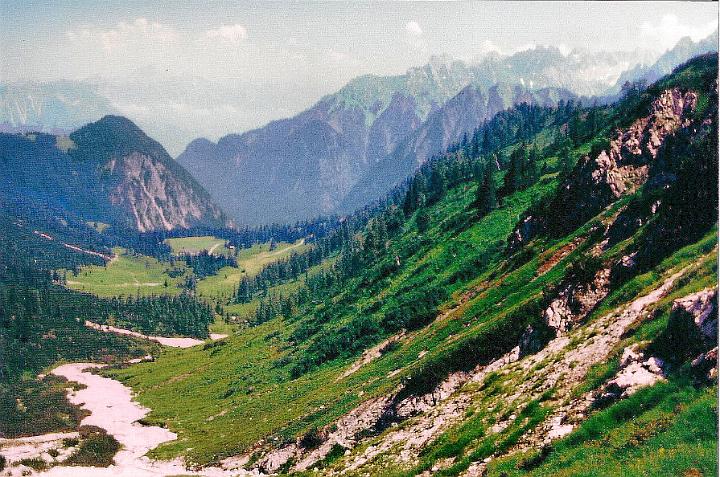br95_bettlerweg_01_a.jpg - We usually take the Bettlerweg (or Lorenzital) back on the long walk back  to the skilift, which of course runs in the summer as well.