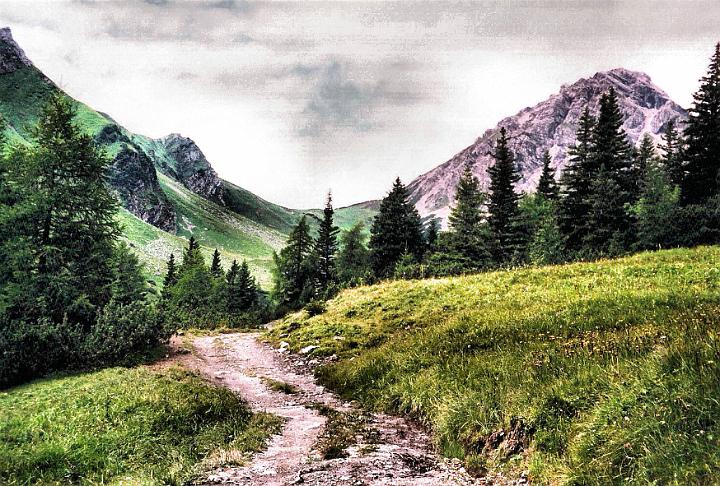 br99_amatschon_01_b.jpg - We are farther along on the Palüdweg. You can clearly see the pass on the horizon here.