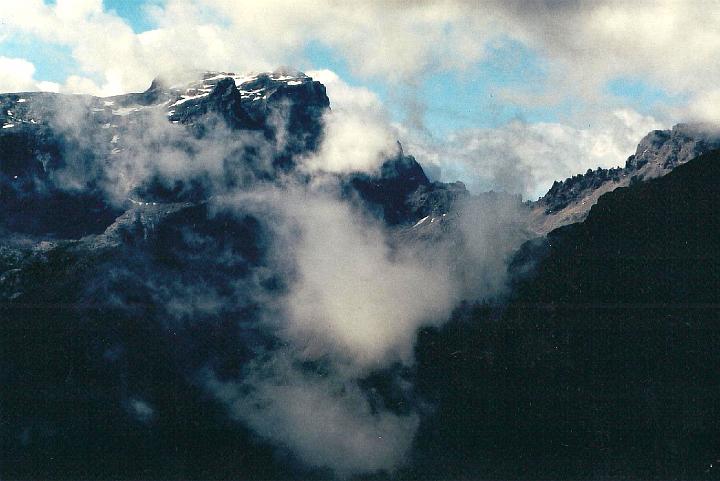br93_golmer_01y.jpg - As we set out this time the view on our right was shrouded in clouds.