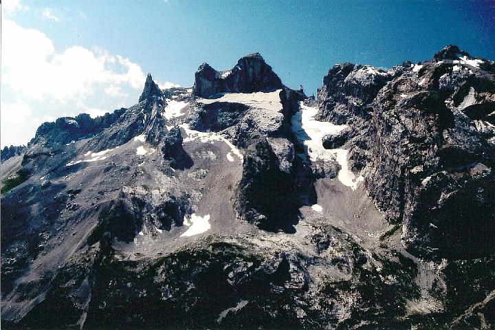 br93_golmer_06_aa.jpg - Die drei Türme seen from the ridge where we were having lunch - in 1993.