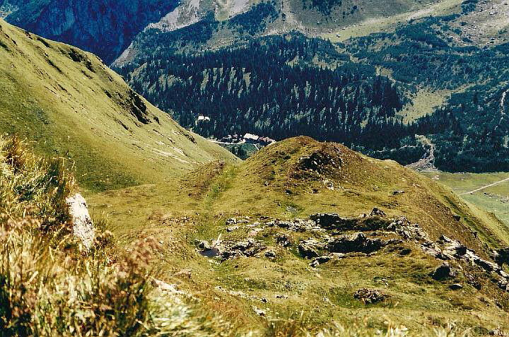 br93_golmer_07.jpg - Looking into the valley with the Lindauerhütte, picture taken from where we were having our lunch. There is a path leading right down to the Hütte from the top of Geisspitze.