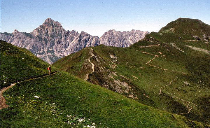 br93_golmer_08x_saa.jpg - This is the path back and you can see the zigzag path that leads down into the valley. Our path is partly on the edge of a ridge (the middle of the picture), which John hasn't gotten to yet.