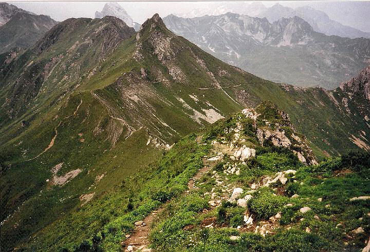 br96_geissspitze_04_a.jpg - We are on the last mountain of Golmer Höhenweg and are looking at the narrow ridge that is ahead of us going south towards Der Wilde Mann and then on.