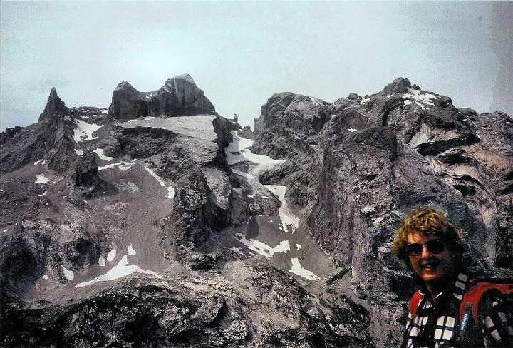 br96_geissspitze_05_b.jpg - Once again 'Die drei Türme', but in 1996 with Siv in the foreground. Those towering mountains are right above Lindauerhütte, which is in the valley between us and the 'three towers'.. Once again - different weather, different camera.