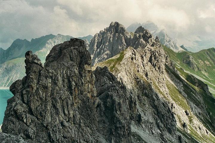 br00_gemsluke_16_a.jpg - The craggy Kanzelköpfe mountains just east of Gemslücke, a piece of the hillside towards Switzerland on the right in the photo.