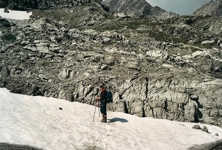 br00_gemsluke_21x_a.jpg - John on a snowy spot on the farther part of the Todalpe.