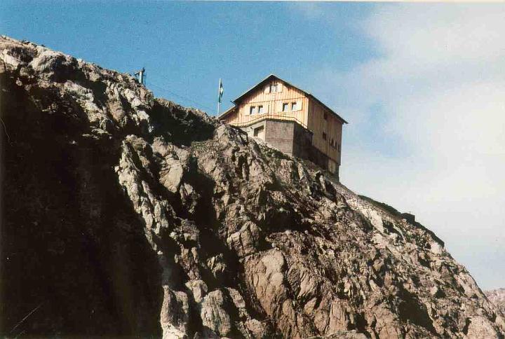 br94_gemsluke_02_a.jpg - A view from below of the Todalphütte, the way we first see it on our climb.