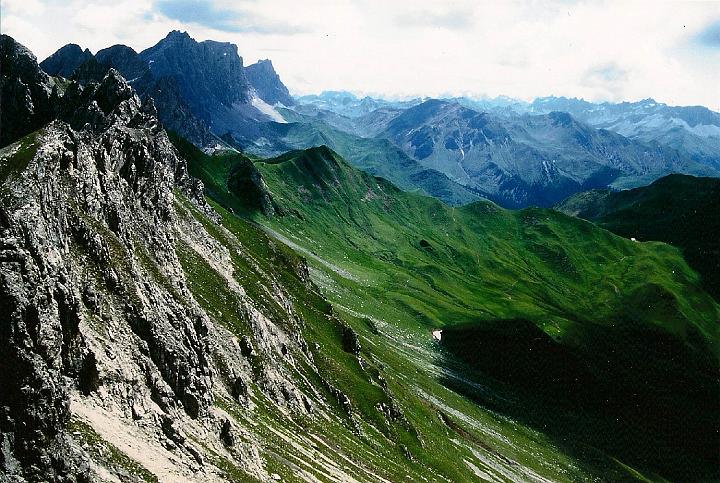 br95_gemslueke_10.jpg - More of the now greener hillsides sweeping down into the Swiss valley from the Kranzelköpfe. Looking east here.