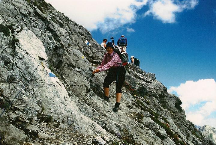 br95_gemslueke_12.jpg - Siv in 1995 having fun and holding on to the cable.