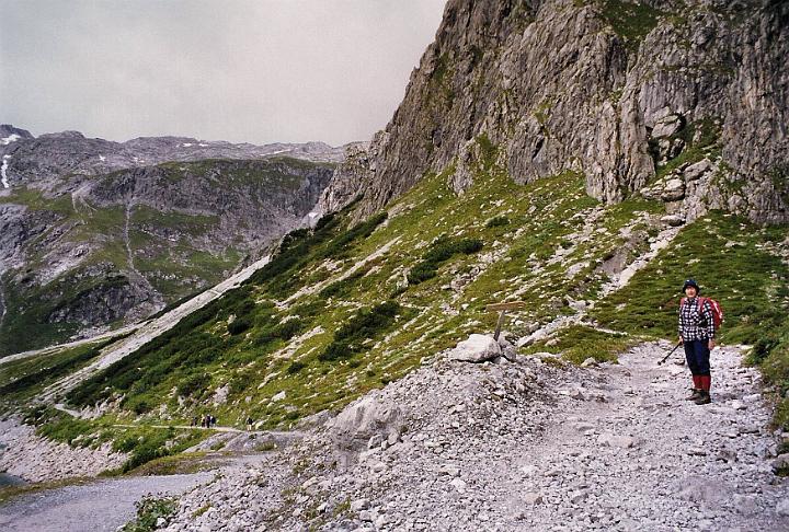 br99_totalp_01.jpg - We are on the path to Todalphütte which zigzags up from about 2000 m to about 2400 m.
