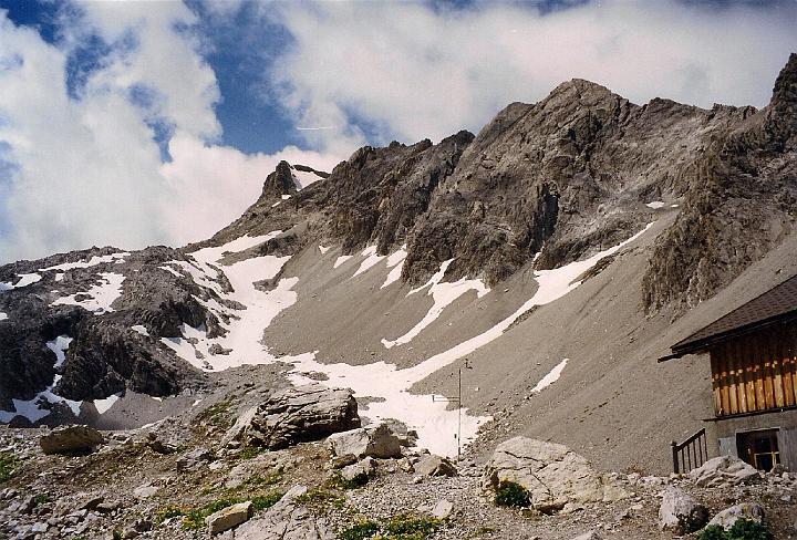 br99_totalp_04.jpg - The beginning of the path across the Todalpe, a corner of the hut showing.