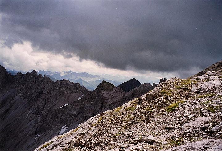 br99_totalp_10.jpg - The grim mountain ridge east of Gemslücke, the Kanzelköpfe, border mountains between Austria and Switzerland.