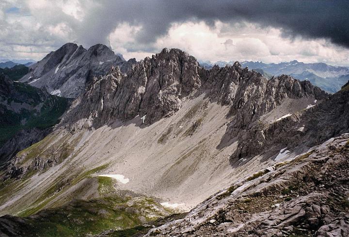 br99_totalp_11.jpg - The steep scree hillside going down towards Lünersee from the Kanzelköpfe seen from close to Gemslücke.