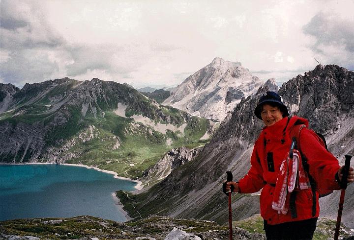br99_totalp_17_a.jpg - Siv just below the hut at the outset of the walk to Gemslücke across the Todalp.