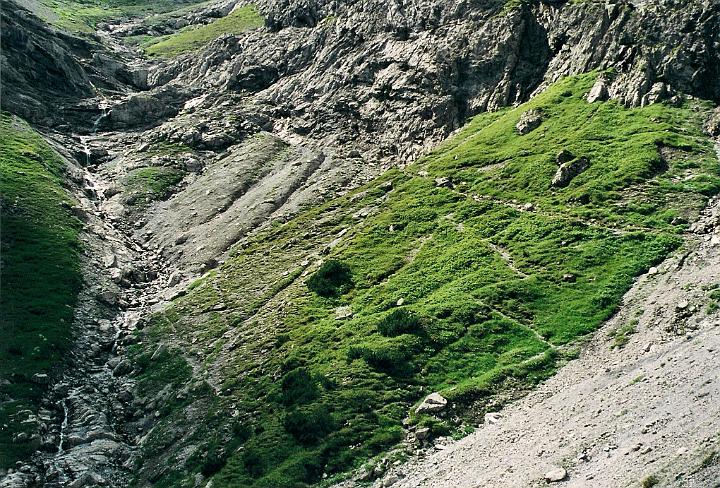 br00_boesertritt_2.jpg - Close-up of a zig-zag path for those who want to do it the hard way from the bottom of the parking lot at the foot of the cable car. The beginning of our path (also zigzag) gets to be a bit boring. It's the climbing afterwards that is really fun.