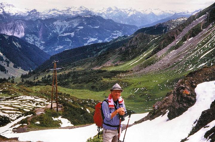 br96_luenerkrinne_1_a.jpg - John is just past Lünerkrinne, looking down into the Rellstal where Heinrich Hueterhütte is. Picture from 1996.