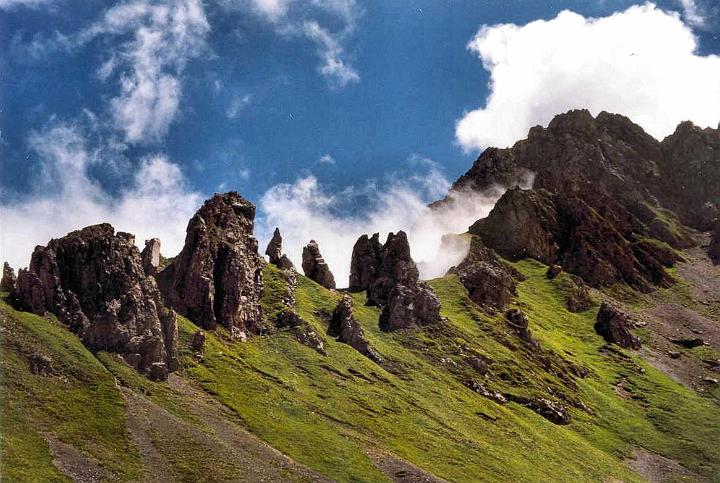 br98_lunerkrinne_clouds_1a.jpg - The outline of mysterious Lünerkrinne, which we pass on our way to Saulajoch, Heinrich Hueterhütte, Südschafgafall - or we just walk up to the range, admire the view over the Rellstal and go back to Lünersee. Since the Alps are much younger mountains than for instance the Rockies, they are a lot craggier and have a lot of sharp peaks.