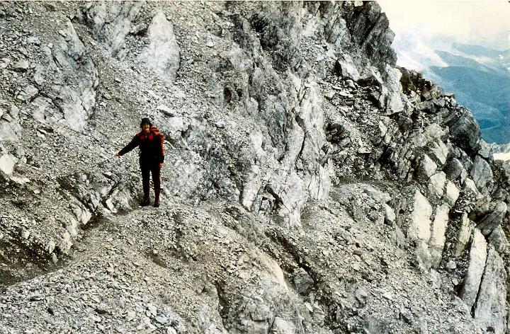 br85_mannheimer3_aa.jpg - Siv on Südwandsteig. Holding on to the cable here, but in some places there weren't even cables where you would have liked one. On my left is the Swiss valley.