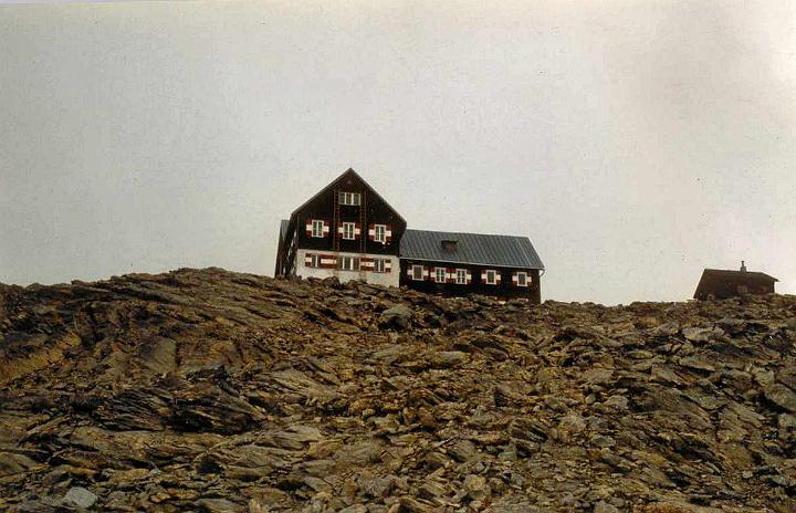br85_mannheimer7_b.jpg - After crossing the glacier, we arrive at last at the Mannheimerhütte.