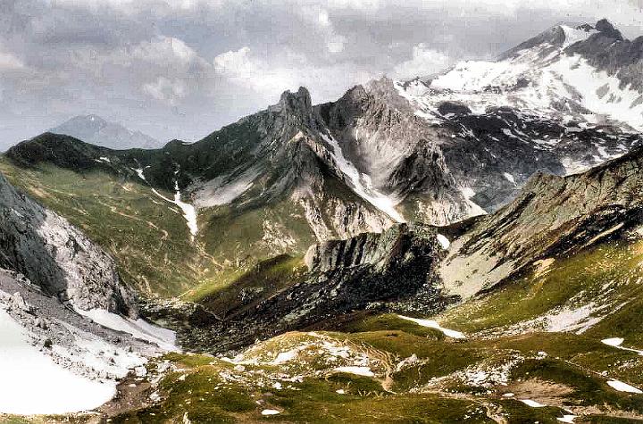 br81_schweizertorweg_bb.jpg - Gorgeous mountains towards Switzerland on our walk to Lindauerhütte in 1981. Another walk that starts out at Lünersee.