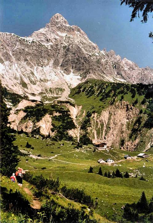 br89_hhueter3_a.jpg - How green was my valley. We are past the turn-off to Schafgafall and are descending towards Heinrich Hueterhütte down in the valley. Mighty Zimba in the background that dominates the whole area.