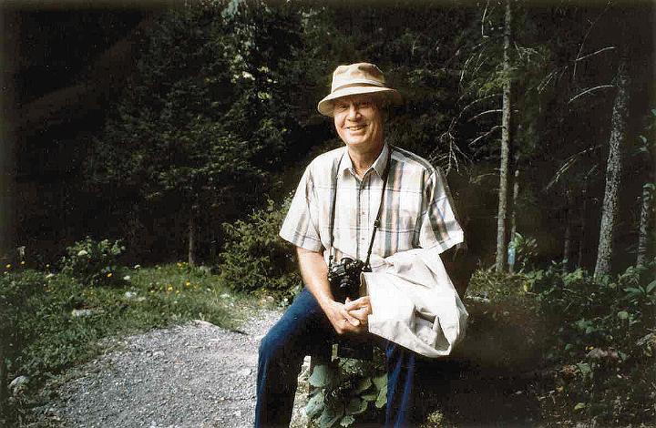 br91_daddy_aa.jpg - Daddy (Bert) on the way to the cross that we pass before setting out to Sarotlahütte.