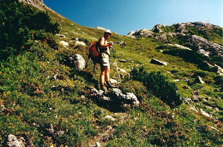 br93_versettla_05_a.jpg - John in the midst of our walk to Versettla.